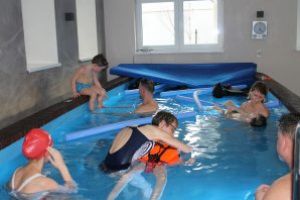 Zeci de copii cu diverse deficienţe, ajutaţi prin „Triunghiul succesului”
