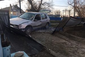 FOTO & VIDEO Accident la Botoşani! O maşină, în care erau doi tineri, a pus la pământ un gard, cu tot cu porţi