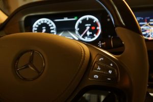 Tânăr din Botoşani, beat criţă, la volanul unui Mercedes Benz. Cât a arătat etilotestul
