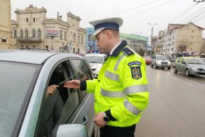 FOTO Acţiune a Poliţiei Rutiere de 8 Martie! Femeile aflate la volan, felicitate de ofiţeri şi subofiţeri