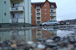 Încă o primăvară în noroi, deşi s-a promis asfaltarea încă de acum şase ani