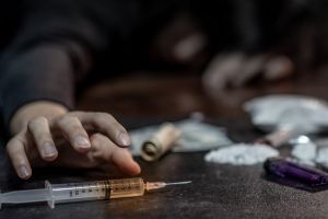 Dependenţa de droguri – cum se manifestă, care sunt stadiile dependenţei, tipuri de droguri