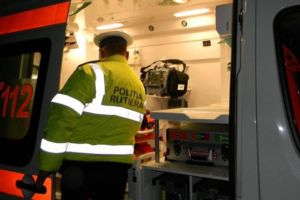 Șofer la spital după ce a intrat într-un pom cu maşina, în apropiere de Timişoara