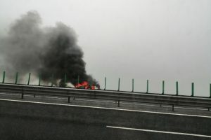 Incendiu izbucnit la un autoturism pe autostrada A2 Bucuresti-Constanta (galerie foto+video) 
