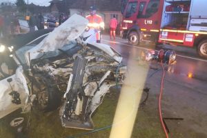 FOTO. Impact violent între un Porsche şi un Touareg. Un sătmărean şi-a pierdut viaţa