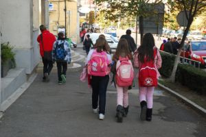 Astăzi se decide dacă se închid sau nu şcolile din cauza epidemiei cu CORONAVIRUS