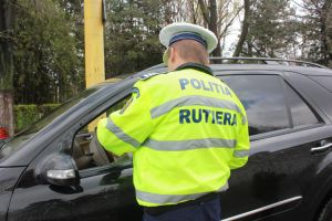 Poliţiştii au dat amenzi de peste 170.000 de lei şi au reţinut 31 de permise la final de săptămână