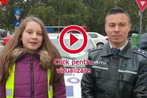 Poliţiştii au împărţit flori doamnelor, împreună cu copii voluntari