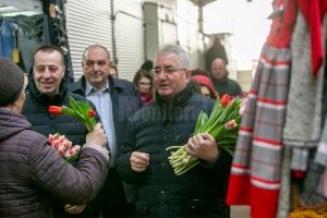 Primarul Ion Lungu a împărţit mii de flori sucevencelor, de 8 Martie