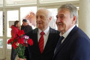 ”Flori pentru Flori”, o expoziţie dedicată femeii de maestrul Radu Bercea, la Gura Humorului
