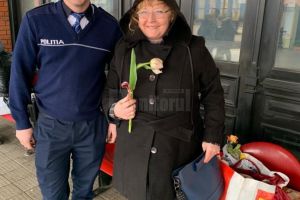 Activitate de prevenire a victimizării călătorilor şi flori împărţite de poliţişti, de ...