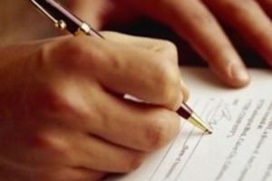 Trei tineri din judeţele Vâlcea şi Sibiu, identificaţi de poliţiştii, după ce au înşelat 6 persoane din Zlatna să încheie contracte false de furnizare a energiei electrice
