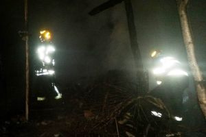 Locuinţă din Mera mistuită de flăcări | O femeie de 65 de ani a suferit arsuri la nivelul mebrelor superioare
