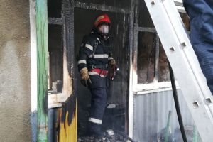 Foc devastator în Pocluşa de Barcău: O femeie a fost rănită într-un incendiu care i-a distrus casa