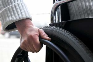 Bărbat cu handicap, bătut de o femeie care trebuia să aibă grijă de el