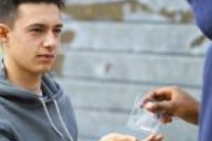 Traficanţii de droguri din Complexul Studenţesc, ridicaţi de mascaţi!