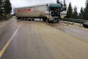 Tir implicat într-un accident pe Mestecăniş