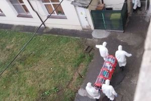 FOTO: Femeie din Mediaş, suspectă de coronavirus, adusă la spital în Sibiu