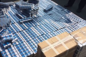 Un bărbat din Odobeşti prins cu ţigări de contrabandă în Piaţa Moldovei din Focşani