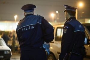 Minoră de 14 ani, găsită de poliţişti la domiciliul unui tânăr din Topliţa, după ce mama a semnalat dispariţia fetei