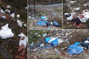 FOTO ȘTIREA TA| Zona râul Mic din Cugir, sufocată de gunoaie: ”Exemplul cel mai bun de ce nu vom fi niciodată aliniaţi ţărilor europene”