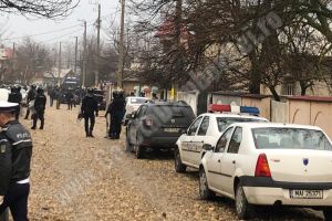 Razie la Mătăsaru, după ce romii s-au bătut pe 1 martie pentru o fată. O ambulanţă a fost avariată