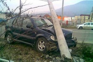 Accident in Prahova, la Iordacheanu. Un tanar s-a izbit cu masina in stalp, intr-o curba periculoasa