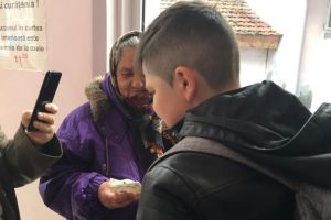 Elevii arădeni, vestitori ai primăverii pentru persoanele de la Asociaţia Filantropia