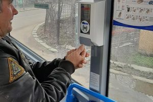 Distribuitoare de dezinfectant sunt montate în autobuzele TPL, pentru a limita răspândirea ...