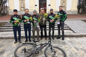 Flori împărţite pe stradă de membrii Asociaţiei Sportive Suceava pe Bicicletă