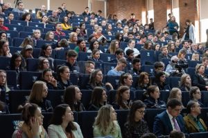 Universitatea din Suceava îşi continuă deocamdată activitatea didactică