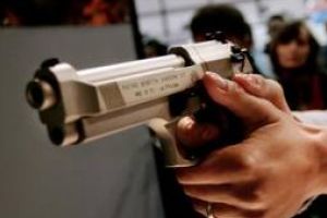 Tânăr împuşcat în scara blocului. Acesta furase peste 100.000 de euro