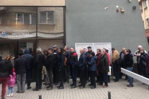 Coadă la impozite în Timişoara. Intră câte 20 de oameni în clădire şi trebuie să stea la un metru distanţă