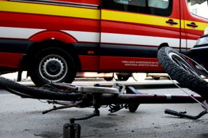 Biciclistă izbită de un şofer beat şi fără permis la volan în Valea lui Mihai. Autorul accidentului a fost reţinut