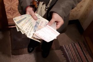 FOTO Portofel cu aproape 1.200 de lei găsit lângă un liceu din Botoşani. Unde au ajuns banii