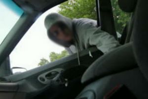 Atenţie la hoţi: Un bărbat din Bihor a rămas fără banii uitaţi în maşina din faţa casei