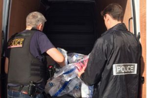 Zeci de MII de articole CONTRAFĂCUTE de peste 185.000 EURO, depistate de poliţiştii arădeni