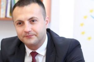 Demersuri pentru a fi adoptată legea care acordă zile libere părinţilor pentru a sta acasă cu copiii cât timp şcolile sunt închise din cauza coronavirusului