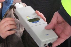 BĂUT la volan, A LOVIT două maşini şi A INTRAT într-o clădire