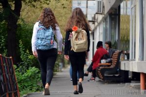 Ministerul Educaţiei: „Elevii să nu se expună în spaţiile aglomerate”