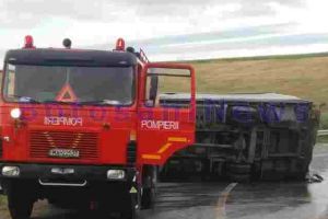 Camion cu cereale răsturnat pe un drum naţional din Botoşani. Șoferul, blocat în maşină