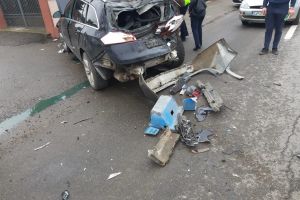FOTO Cinci persoane implicate într-un accident rutier cu un tir şi două maşini