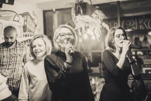 Vineri e distracţie la Hello Coffee Lounge. Petrecerea karaoke va fi pe val