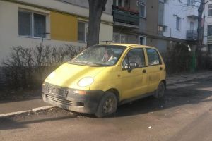 Atenţie şoferi! Maşinile abandonate pe domeniul public trebuie să aibă RCA. Proprietarii riscă amenzi