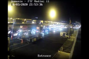 Scandal în vama Nădlac. Zeci de persoane s-au blocat în centrul de carantină. Au intervenit mascaţii