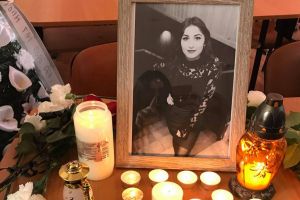 FOTO. Eleva ucisă cu bestialitate, comemorată de colegi. Mesaje emoţionante: “A fost o elevă de 10”