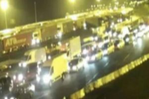 Cozi uriaşe la Vama Nădlac – Românii vin acasă din Italia şi nu vor în carantină