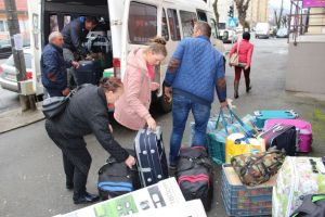 Autocarele aduc deja din Spania mulţi bistriţeni  încărcaţi cu bagaje mari (FOTO)