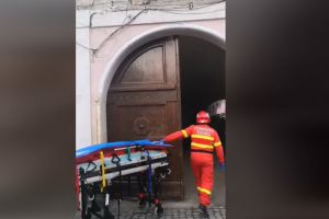 Peretele unei case de pe strada Nicolae Titulescu din Bistriţa s-a prăbuşit