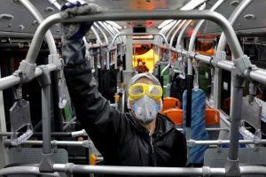 Studiu nou: COVID-19 se transmite şi la o distanţă de 4,5 metri şi rezistă în aer 30 de minute